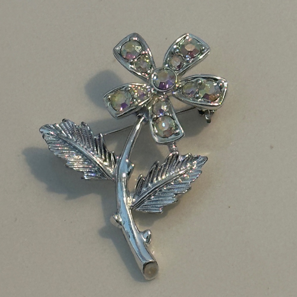 Sarah Coventry flower rhinestone Brooch